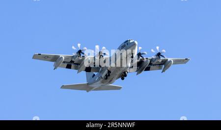 United States Marine corps Lockheed Martin Hercules quatre turbopropulseurs de moteur arrivant sur terre, État de Washington, États-Unis Banque D'Images