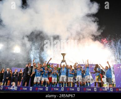 Naples, Italie. 4th juin 2023. Les membres de l'équipe de Naples célèbrent avec le trophée lors de la cérémonie de remise après une série Un match de football entre Naples et Sampdoria à Naples, Italie, 4 juin 2023. Crédit: Alberto Lingria/Xinhua/Alay Live News Banque D'Images