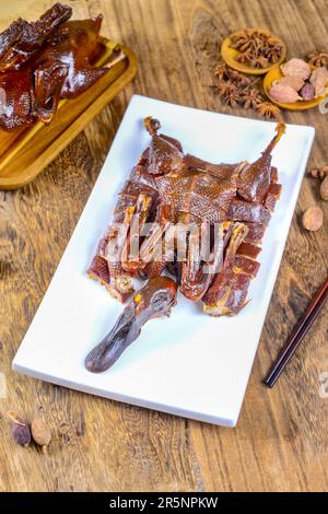 Cuisine chinoise - canard de Hangzhou à la sauce brune, canard rôti de Hangzhou Banque D'Images