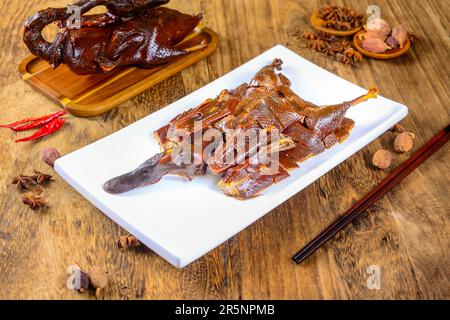 Cuisine chinoise - canard de Hangzhou à la sauce brune, canard rôti de Hangzhou Banque D'Images