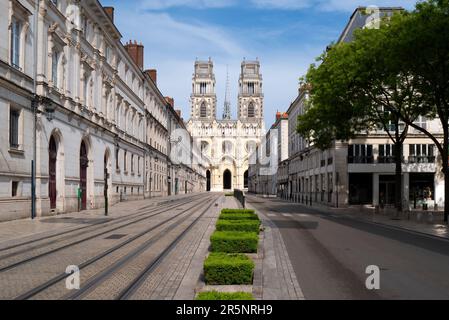 Rue et cathédrale Sainte-Croix, Orléans, France Banque D'Images