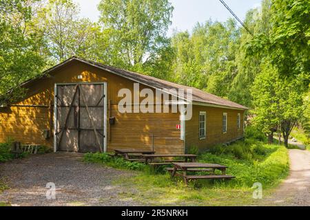 Ancien hangar peint jaune (Keltainen vaja) sur l'île de Vallisaari à Helsinki, en Finlande Banque D'Images