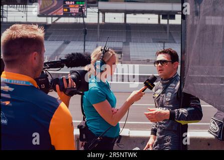 INDIANAPOLIS, INDIANA, ÉTATS-UNIS - 2023/05/22: Le pilote Arrow McClaren Pato O'Ward (5) du Mexique parle à NBC pendant la pratique de l'Indy 500 2023 au circuit automobile d'Indianapolis à Indianapolis. (Photo de Jeremy Hogan/The Bloomingtonian) Banque D'Images