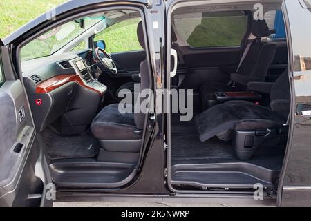 Pavlodar, Kazakhstan - 05.23.2023 : vue intérieure de la voiture de luxe japonaise Toyota Vellfire avec sept places Banque D'Images