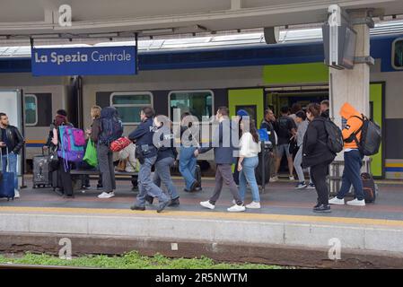 Personnes qui attrapent des trains Trenitalia sur une plate-forme très fréquentée à la gare de la Spezia, Ligurie, Italie, avril 2023 Banque D'Images