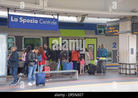 Personnes qui attrapent des trains Trenitalia sur une plate-forme très fréquentée à la gare de la Spezia, Ligurie, Italie, avril 2023 Banque D'Images