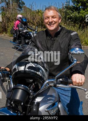 Phil Goff, chef de file syndical, arrive à la journée nationale organisée par le club moto Ulysses pour protester contre les projets du gouvernement visant à augmenter les prélèvements de l'ACC Banque D'Images