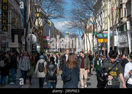 vienne, autriche. le 1 avril 2023, la ville se balade en plein air sur mariahilferstraße, vienne Banque D'Images