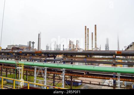 Vue sur l'usine pétrochimique. Pipelines, colonnes. Raffinerie. Banque D'Images