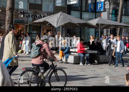 vienne, autriche. le 1 avril 2023, vous pourrez vous asseoir en plein air dans la rue mariahilferstraße, vienne Banque D'Images