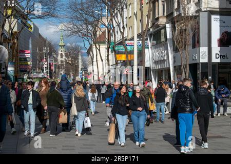 vienne, autriche. 1 avril 2023 scènes vibrantes vie en plein air sur mariahilferstraße, vienne Banque D'Images