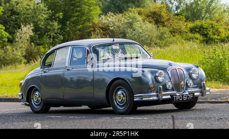 Stony Stratford, Royaume-Uni - 4 juin 2023 : 1967 DAIMLER V8 250 voiture classique voyageant sur une route de campagne anglaise. Banque D'Images