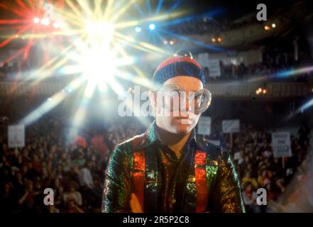 ELTON JOHN dans TOMMY (1975), dirigé par KEN RUSSELL. Crédit: RBT STIGWOOD PRODS/HEMDALE / Album Banque D'Images