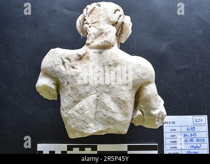 (230605) -- ISTANBUL, 5 juin 2023 (Xinhua) -- cette photo non datée fournie par la municipalité d'Istanbul montre une ancienne statue nouvellement découverte du Dieu grec Pan. Une ancienne statue du dieu grec Pan a été découverte dans la ville d'Istanbul, a annoncé jeudi le maire de la méga ville turque. Une statue en marbre de la Pan datant de l'époque romaine a été déterrée à l'église byzantine de Saint Polyeuctus situé dans le parc archéologique de Sarakane, Ekrem Imamoglu a déclaré sur les médias sociaux, ajoutant l'artefact était censé être vieux de 1700 ans. (Omer Kuscu/Municipalité d'Istanbul/document via Xinhua) Banque D'Images