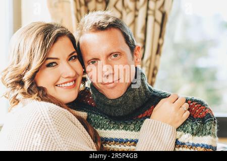 Portrait rapproché d'un couple heureux d'âge moyen, portant des pull-overs chauds et confortables Banque D'Images