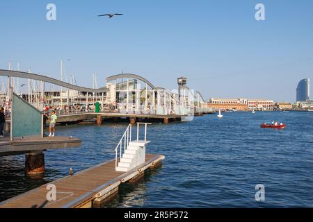 Rambla de Mar avec les gens en été, Barcelone - Espagne. Banque D'Images