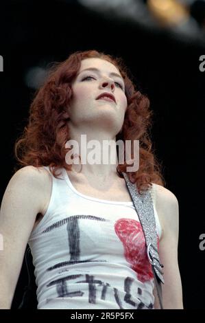 Italie Imola 1999-06-20: Melissa Auf der Maur , bassiste du trou lors du concert à l'Autodrome d'Imola, Heineken Jammin Festival 1999 Banque D'Images