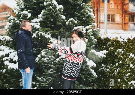 Portrait en plein air d'un couple heureux d'âge moyen lors d'une belle journée d'hiver Banque D'Images
