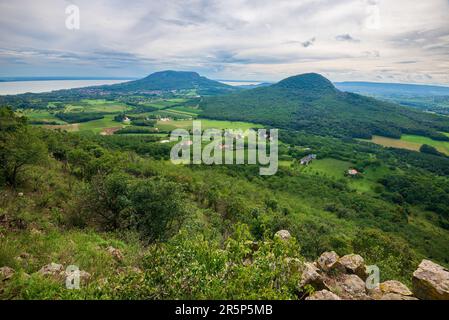 Vue sur Badacsony depuis Toti-Hill dans les Highlands de Balaton. Badacsony Hill avec le lac Balaton en Hongrie. Banque D'Images