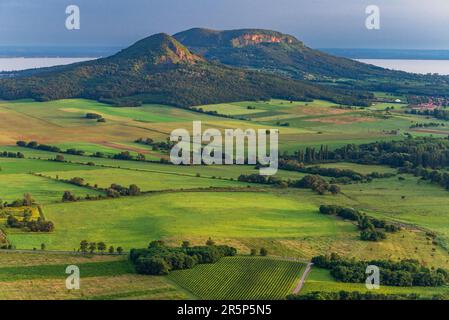 Vue sur Badacsony depuis Csobanc dans les Highlands de Balaton. Badacsony Hill avec le lac Balaton au coucher du soleil, Hongrie. Banque D'Images