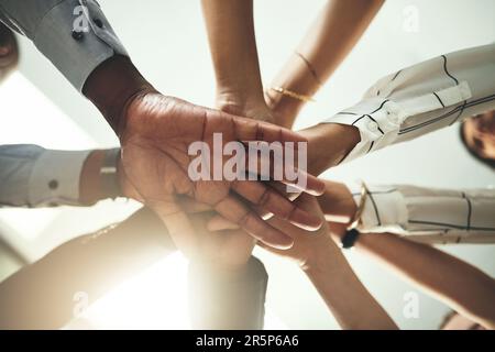 Faire partie d'une équipe signifie que nous sommes toujours ensemble. Gros plan d'un groupe de gens d'affaires qui se joignent à eux dans un caucus. Banque D'Images