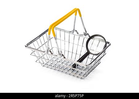 Loupe et panier isolés sur blanc Banque D'Images