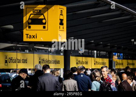 SCHIPHOL - les voyageurs bloqués à l'aéroport de Schiphol attendent un taxi à la station officielle. En raison d'un dysfonctionnement du poste de contrôle de la circulation à Amsterdam, aucun trafic ferroviaire n'est possible. ANP RAMON VAN FLYMEN pays-bas sortie - belgique sortie Banque D'Images