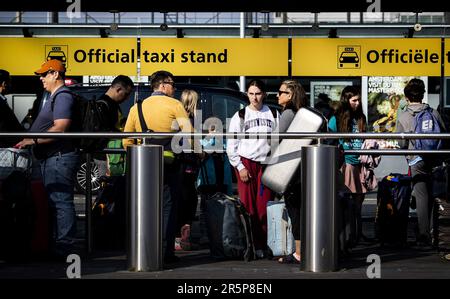 SCHIPHOL - les voyageurs bloqués à l'aéroport de Schiphol attendent un taxi à la station officielle. En raison d'un dysfonctionnement du poste de contrôle de la circulation à Amsterdam, aucun trafic ferroviaire n'est possible. ANP RAMON VAN FLYMEN pays-bas sortie - belgique sortie Banque D'Images