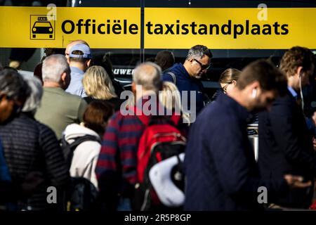 SCHIPHOL - les voyageurs bloqués à l'aéroport de Schiphol attendent un taxi à la station officielle. En raison d'un dysfonctionnement du poste de contrôle de la circulation à Amsterdam, aucun trafic ferroviaire n'est possible. ANP RAMON VAN FLYMEN pays-bas sortie - belgique sortie Banque D'Images