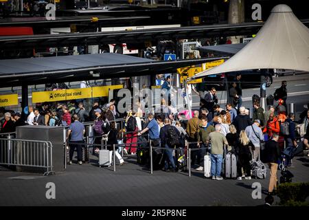 SCHIPHOL - les voyageurs bloqués à l'aéroport de Schiphol attendent un taxi à la station officielle. En raison d'un dysfonctionnement du poste de contrôle de la circulation à Amsterdam, aucun trafic ferroviaire n'est possible. ANP RAMON VAN FLYMEN pays-bas sortie - belgique sortie Banque D'Images