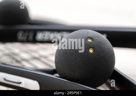 Black ball et Modern squash Rockets gros plan. Thème de l'industrie du sport. Banque D'Images