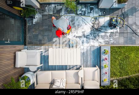 Briques en béton lavage sous pression de patio à l'aide d'un accessoire de surface et d'un détergent spécial vue aérienne. Banque D'Images