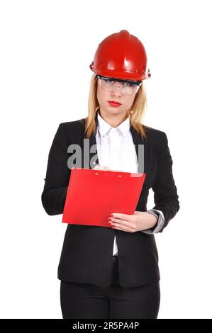 femme ingénieur avec presse-papiers dans casque isolé sur blanc Banque D'Images