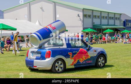 Red Bull vend une voiture promotionnelle et publicitaire garée sur un site sportif Banque D'Images