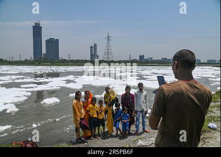 New Delhi, Delhi, Inde. 5th juin 2023. Une famille pose pour une photographie sur les rives de la rivière Yamuna recouverte de mousse toxique causée par les rejets industriels, à la Journée mondiale de l'environnement, à New Delhi, en Inde, sur 5 juin 2023. La Journée mondiale de l'environnement est la Journée des Nations Unies pour encourager la sensibilisation et les actions mondiales en faveur de la protection de l'environnement. (Credit image: © Kabir Jhangiani/ZUMA Press Wire) USAGE ÉDITORIAL SEULEMENT! Non destiné À un usage commercial ! Crédit : ZUMA Press, Inc./Alay Live News Banque D'Images