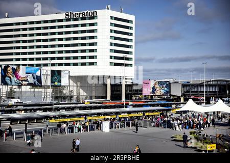 SCHIPHOL - les voyageurs bloqués à l'aéroport de Schiphol attendent un taxi à la station officielle. En raison d'un dysfonctionnement du poste de contrôle de la circulation à Amsterdam, aucun trafic ferroviaire n'est possible. ANP RAMON VAN FLYMEN pays-bas sortie - belgique sortie Banque D'Images