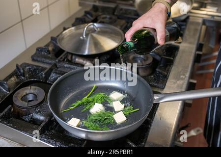 Chef au travail dans la cuisine, cuisine délicieuse et saine Banque D'Images