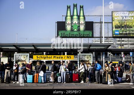 SCHIPHOL - les voyageurs bloqués à l'aéroport de Schiphol attendent un taxi à la station officielle. En raison d'un dysfonctionnement du poste de contrôle de la circulation à Amsterdam, aucun trafic ferroviaire n'est possible. ANP RAMON VAN FLYMEN pays-bas sortie - belgique sortie Banque D'Images