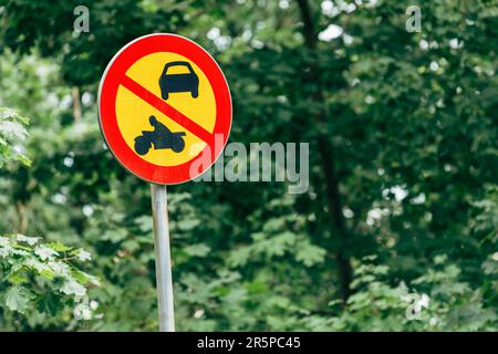 Aucun panneau de signalisation routière pour véhicules automobiles dans le parc public, attention sélective Banque D'Images