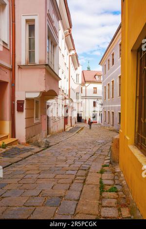bratislava, slovaquie - 16 octobre 2019 : rues pavées étroites de la vieille ville. vacances européennes en automne. belle architecture sur un soleil Banque D'Images