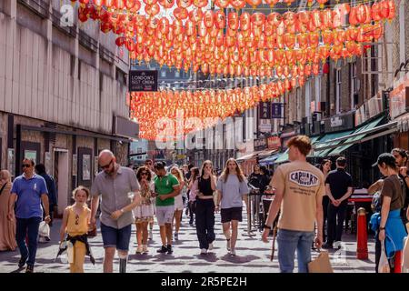 ROYAUME-UNI. 04th juin 2023. Les gens sont vus visiter la ville de Chine à Londres. Crédit : SOPA Images Limited/Alamy Live News Banque D'Images