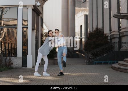 Quelques personnes qui se trouvent dans la rue Banque D'Images
