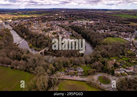 Une superbe image de drone de la ville de Durham prise au-dessus de Observatory Hill le matin d'hiver. Banque D'Images