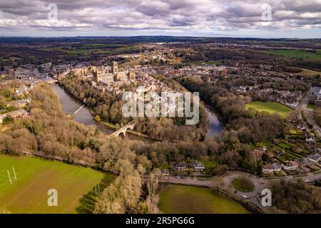 Une superbe image de drone de la ville de Durham prise au-dessus de Observatory Hill le matin d'hiver. Banque D'Images