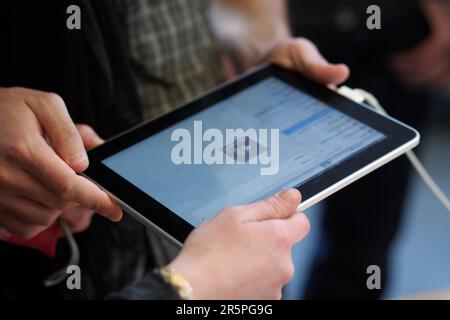 Les clients essaient le nouvel iPad d'Apple à Manhattan, New York. Banque D'Images