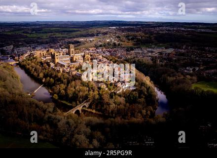 Superbe image de drone de la ville de Durham prise au-dessus de Observatory Hill et baignée dans la lumière du soleil d'hiver Banque D'Images