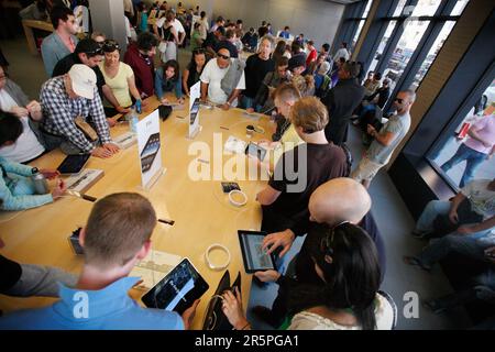 Les clients essaient le nouvel iPad d'Apple à Manhattan, New York. Banque D'Images