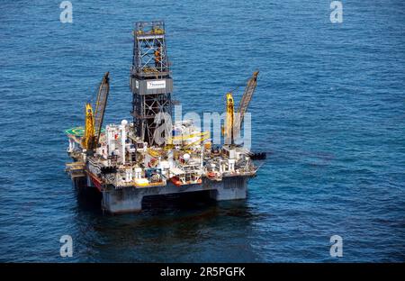 Vue aérienne du projet Development Driller III, qui forge un puits de secours sur le site de la marée noire de Deepwater Horizon, est entouré d'eau huileuse dans le golfe du Mexique, au large de la côte Banque D'Images