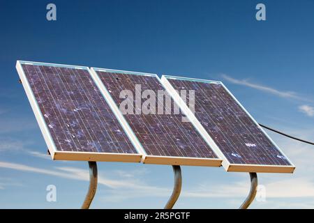 Les panneaux solaires sont utilisés pour produire de l'électricité pour alimenter des équipements scientifiques dans le cadre d'un projet de recherche mené par des scientifiques de l'université de Sydney. Montagnes enneigées, Australie. Banque D'Images
