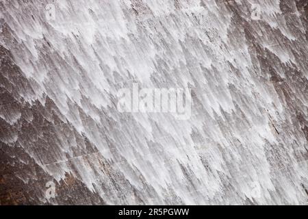 Gathega alimentant le barrage de l'eau pour pouvoir Guthega power station dans le cadre de l'hydro Snowy Mountains scheme, New South Wales, Australie. Banque D'Images